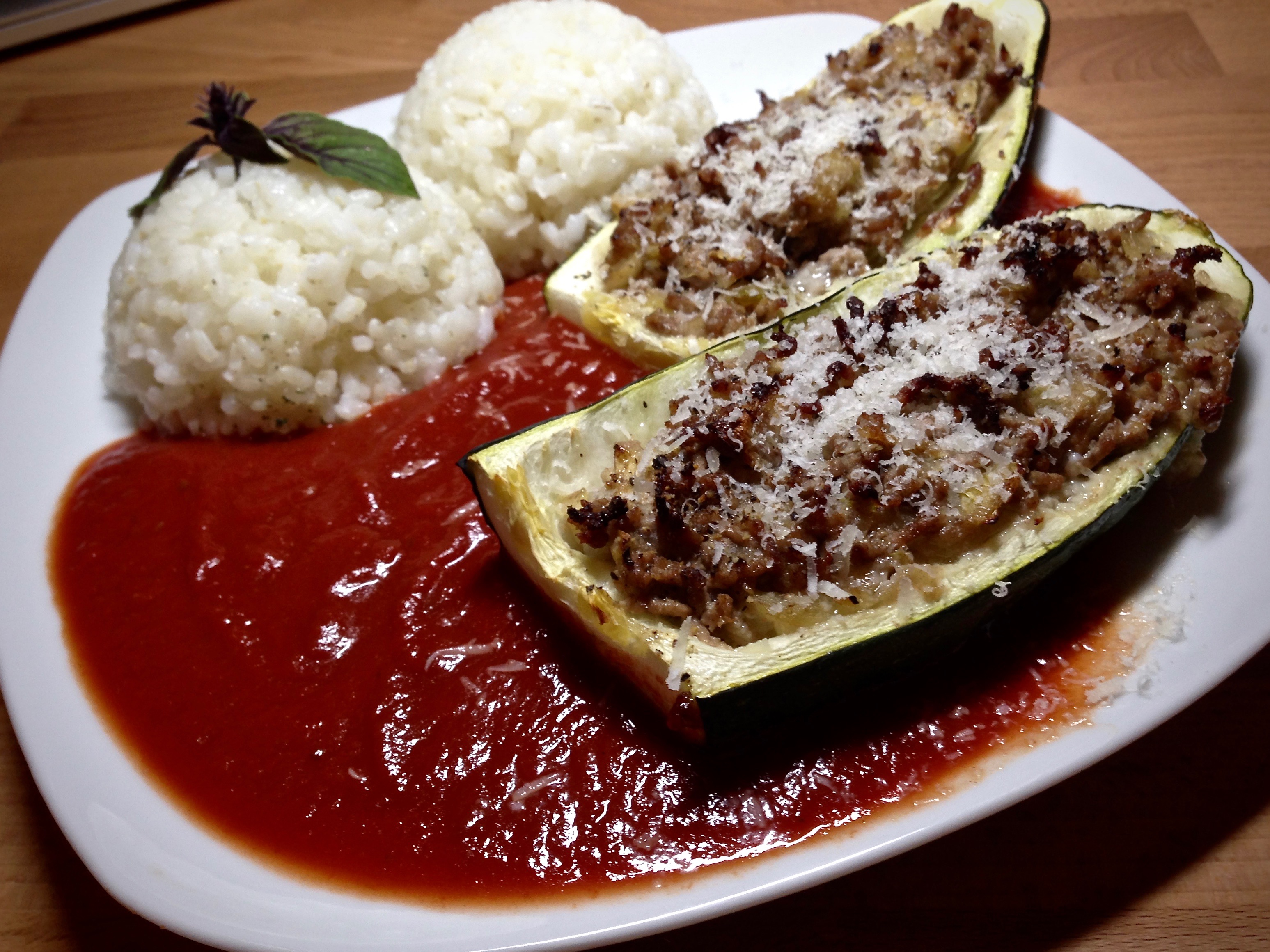 Gefüllte Zucchini mit Tomatensauce und Reis