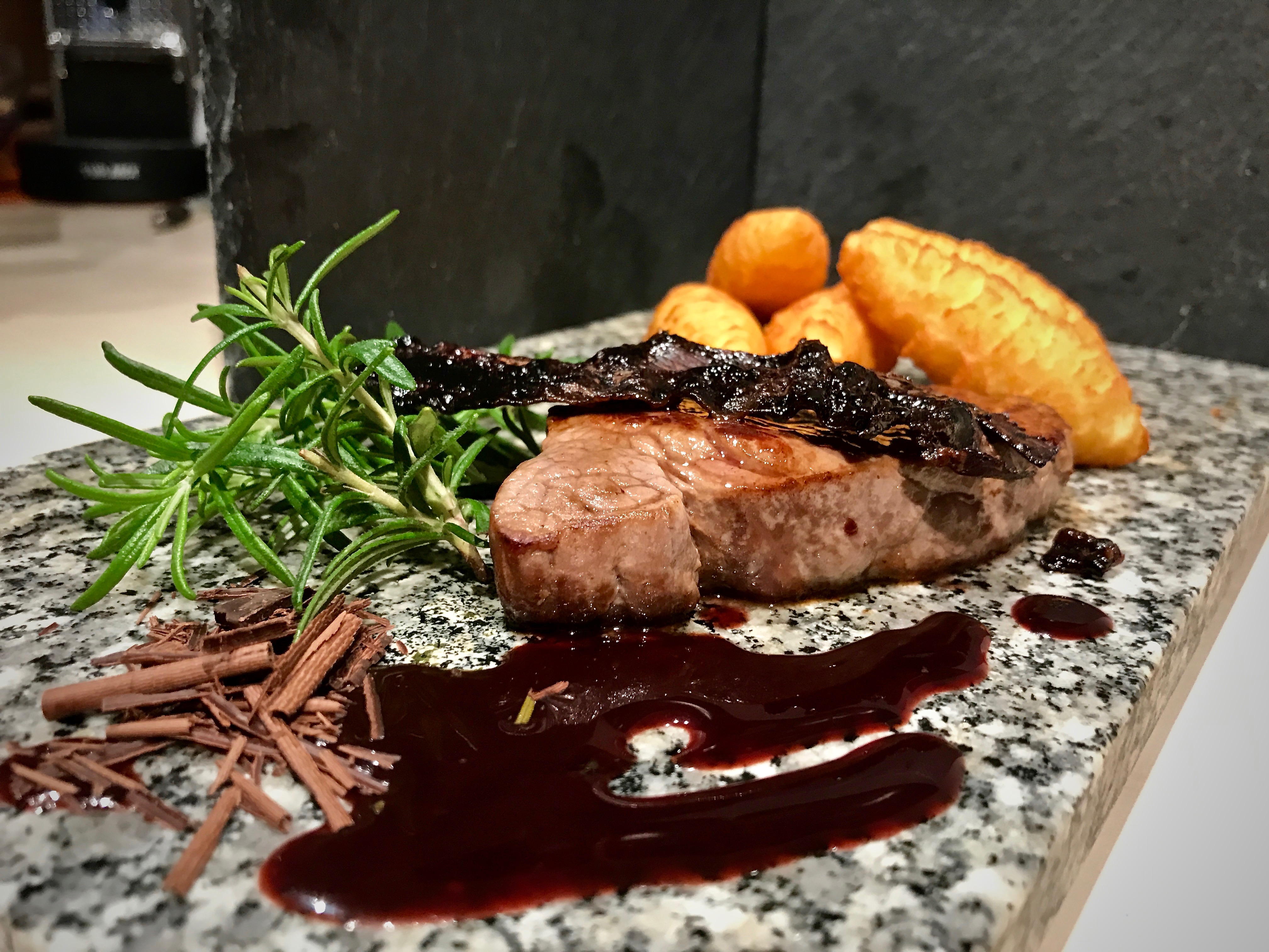 Rindersteak mit herzhafter Schokoladensauce